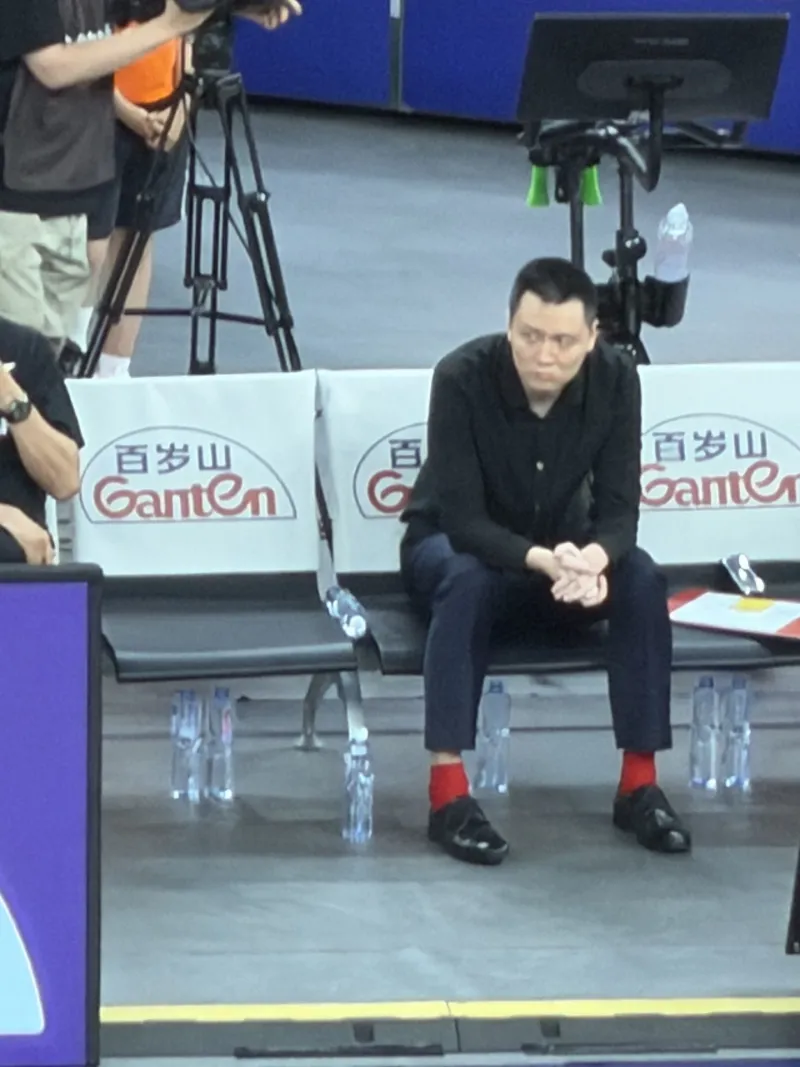 乐鱼体育官方入口-Buff 拉满！网友分享昨日现场照：卢爹愁的红袜子都搂上了
